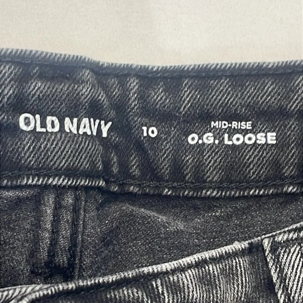 OLD NAVY WOMENS SIZE 10 MID RISE O G LOOSE Black Distressed Denim Shorts